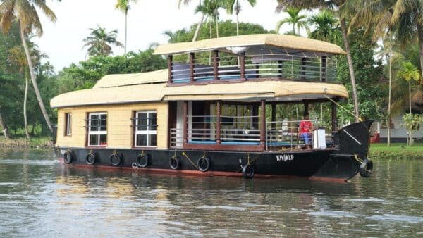 2 Bedroom Deluxe Houseboat With Upper deck