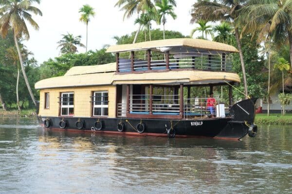 2 Bedroom Deluxe Houseboat With Upper deck