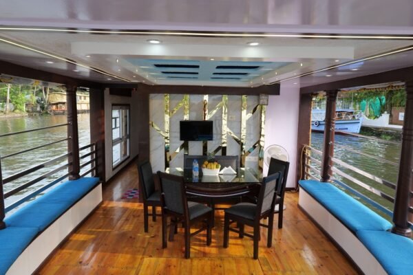 2 Bedroom Deluxe Houseboat With Upper deck