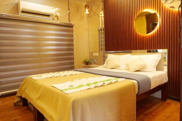 2 Bedroom Deluxe Houseboat With Upper deck