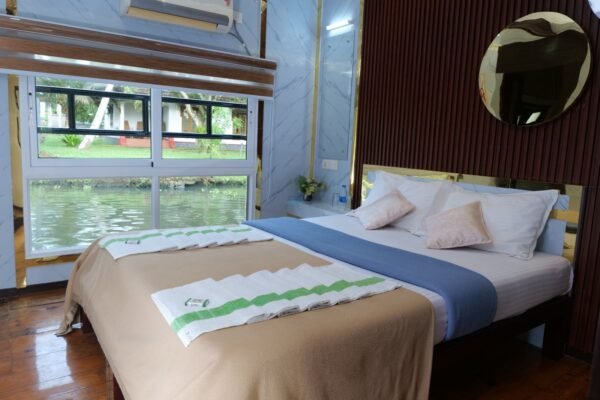 2 Bedroom Deluxe Houseboat With Upper deck
