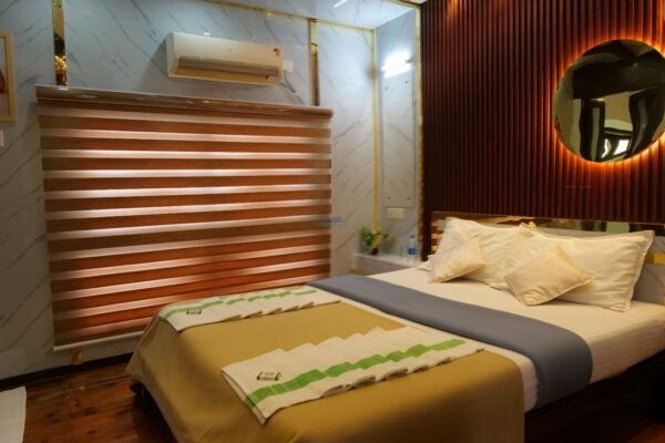 2 Bedroom Deluxe Houseboat With Upper deck