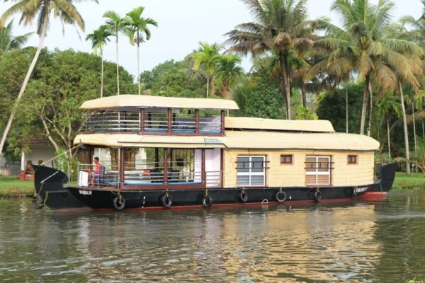 2 Bedroom Deluxe Houseboat With Upper deck