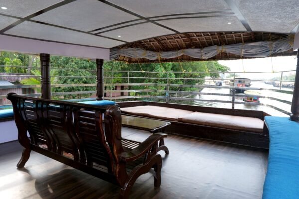 2 Bedroom Deluxe Houseboat With Upper deck