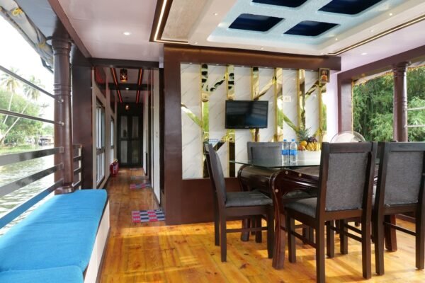 2 Bedroom Deluxe Houseboat With Upper deck