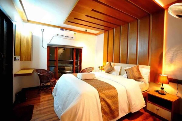 3 Bedroom Deluxe Houseboat With Upperdeck