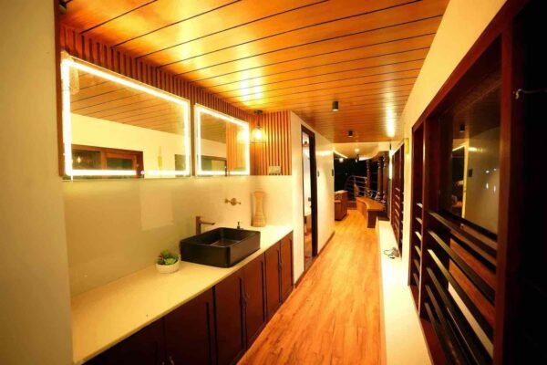 3 Bedroom Deluxe Houseboat With Upperdeck