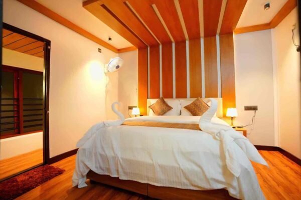 3 Bedroom Deluxe Houseboat With Upperdeck