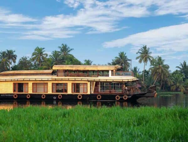 3 Bedroom Deluxe Houseboat With Upperdeck