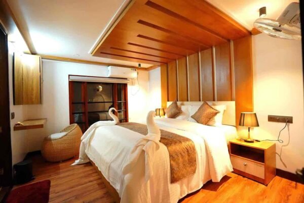 3 Bedroom Deluxe Houseboat With Upperdeck