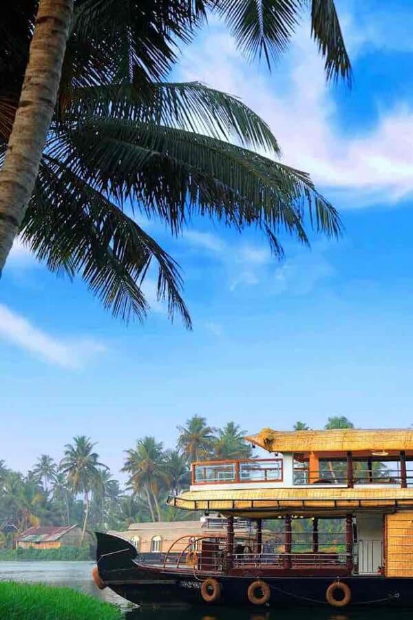 3 Bedroom Deluxe Houseboat With Upperdeck