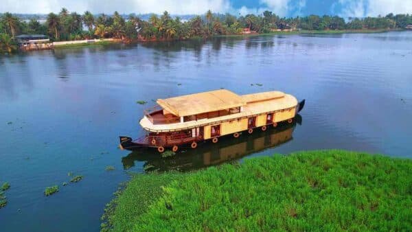 3 Bedroom Deluxe Houseboat With Upperdeck