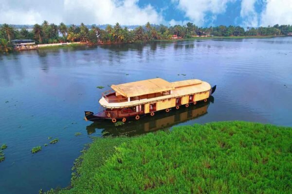 3 Bedroom Deluxe Houseboat With Upperdeck