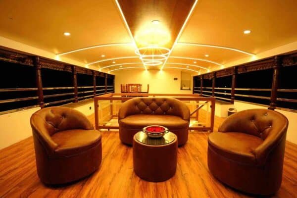 3 Bedroom Deluxe Houseboat With Upperdeck