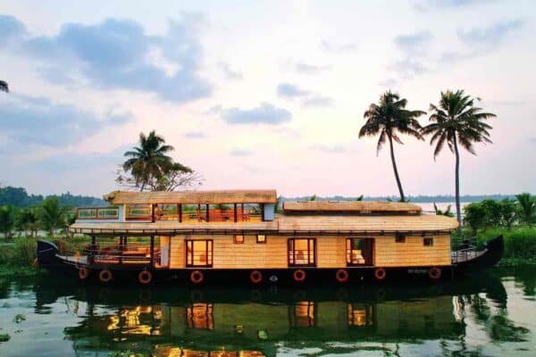3 Bedroom Deluxe Houseboat With Upperdeck