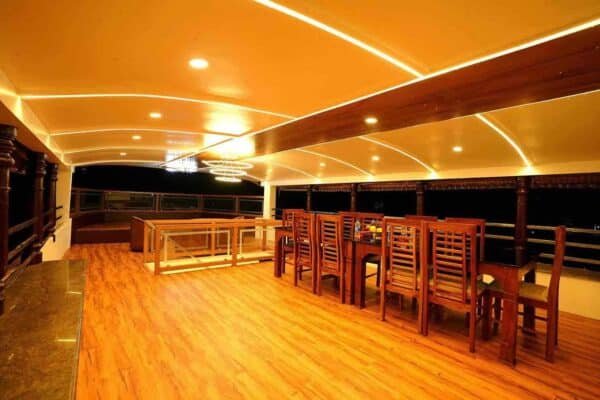 3 Bedroom Deluxe Houseboat With Upperdeck
