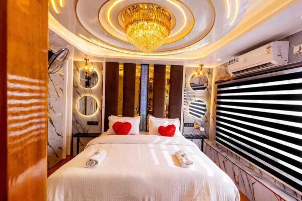 2 Bedroom Premium Houseboat With Upperdeck