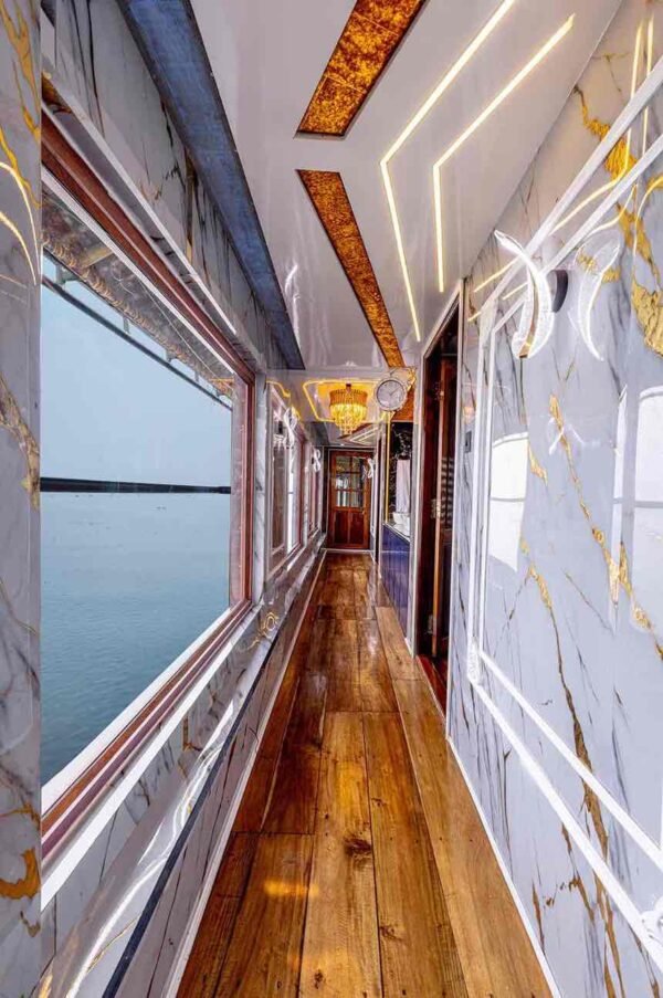 2 Bedroom Premium Houseboat With Upperdeck