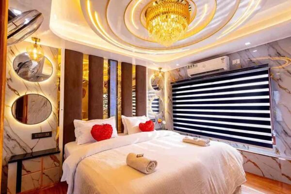 2 Bedroom Premium Houseboat With Upperdeck
