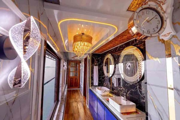 2 Bedroom Premium Houseboat With Upperdeck