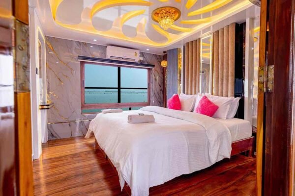 2 Bedroom Premium Houseboat With Upperdeck