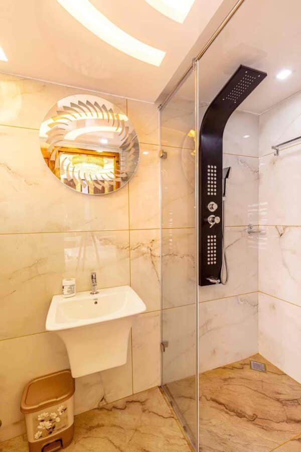 2 Bedroom Premium Houseboat With Upperdeck