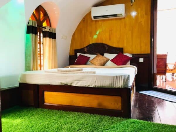1 Bedroom Traditonal Alleppey Boathouse