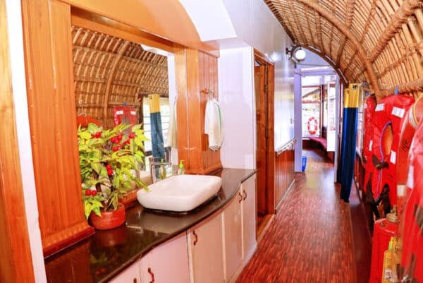 3 Night 4 Days Munnar | 2 Bed A Frame Stay &  Alleppey Houseboat Family Package