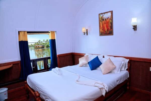 3 Night 4 Days Munnar | 2 Bed A Frame Stay &  Alleppey Houseboat Family Package