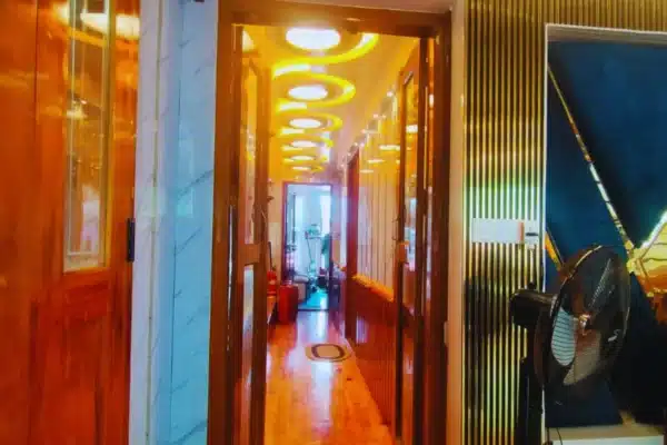 1 Bedroom Premium Houseboat with Upper Deck