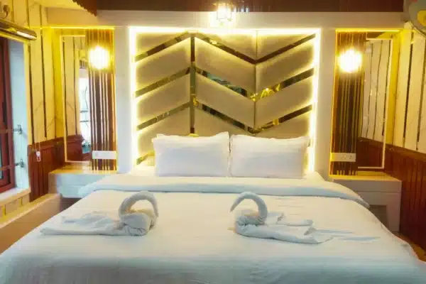 1 Bedroom Premium Houseboat with Upper Deck