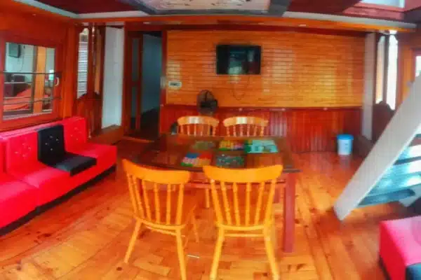 1 Bedroom Premium Houseboat with Upper Deck