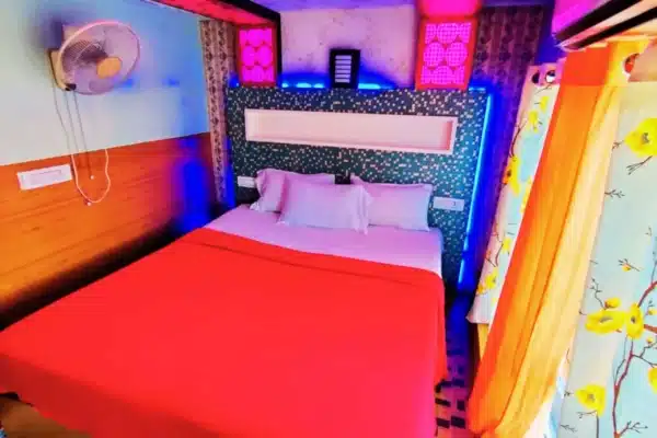 1 Bedroom Deluxe Boathouse5 1 Bedroom Houseboat With Upper Deck - Alleppey