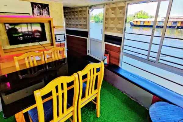 1 Bedroom Deluxe Boathouse8 1 Bedroom Houseboat With Upper Deck - Alleppey