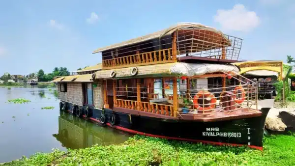1 Bedroom Houseboat With Upper Deck