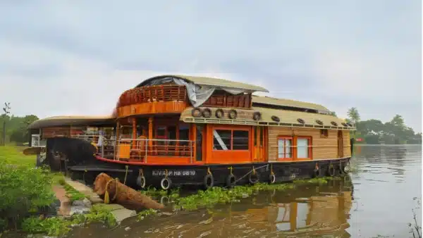 1 Bedroom Premium Houseboat with Upper Deck