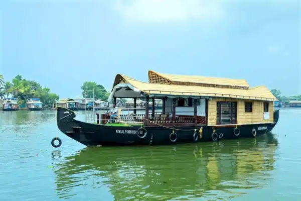 1 Bedroom Traditional Boathouse3 1 Bedroom Tradtional Houseboat Alleppey