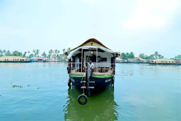 1 Bedroom Traditional Boathouse4 1 Bedroom Tradtional Houseboat Alleppey