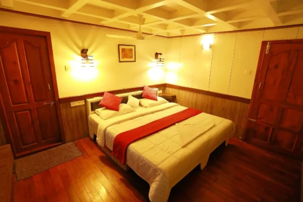 1 Bedroom Premium Houseboat in Alleppey