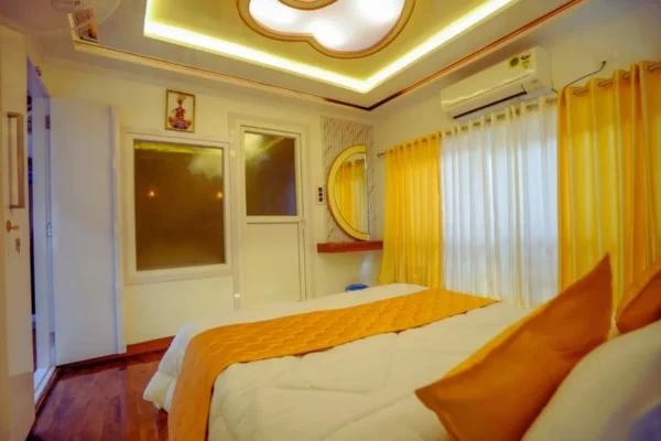 1 bed houseboat10 1 Bedroom Luxury Houseboat With Jacuzzi