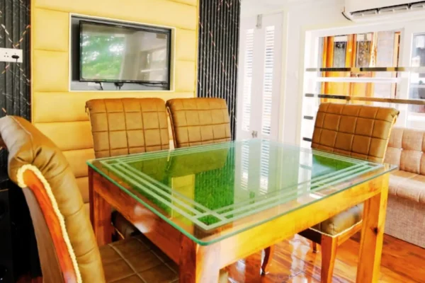 1 bed houseboat11 1 Bedroom Luxury Houseboat With Jacuzzi