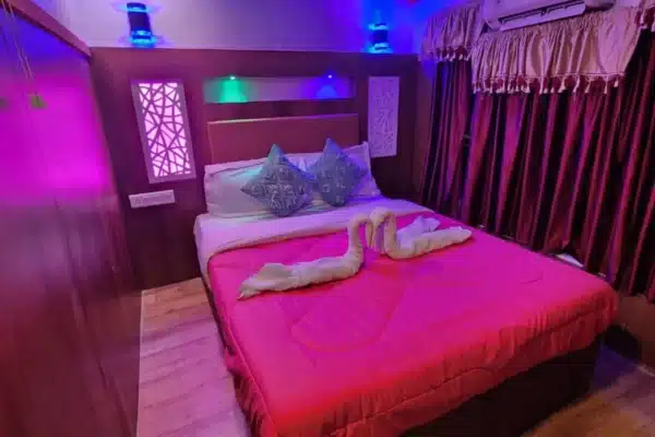 1 Bedroom Deluxe Budget Houseboat