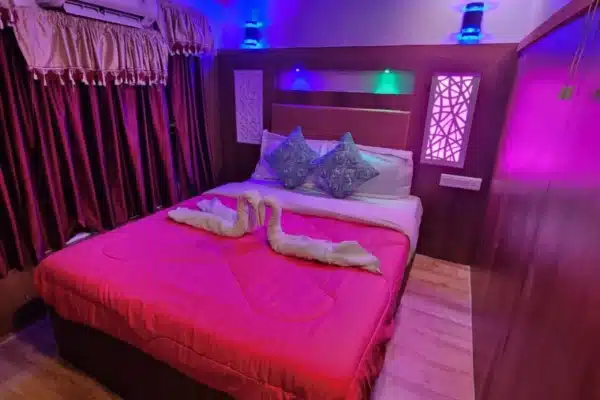 1 Bedroom Deluxe Budget Houseboat