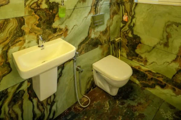 1 bed houseboat3 1 Bedroom Luxury Houseboat With Jacuzzi