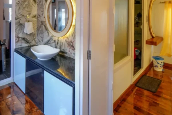 1 bed houseboat4 1 Bedroom Luxury Houseboat With Jacuzzi