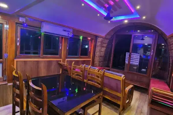 1 Bedroom Deluxe Budget Houseboat