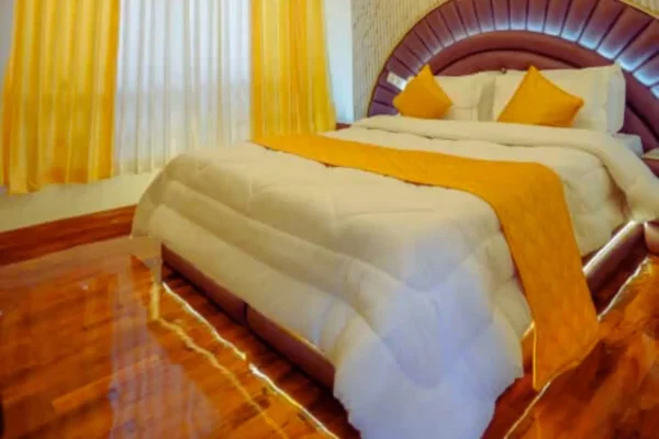 1 bed houseboat5 1 Bedroom Luxury Houseboat With Jacuzzi