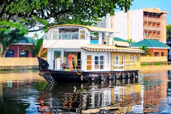 1 bed houseboat6 1 Bedroom Luxury Houseboat With Jacuzzi