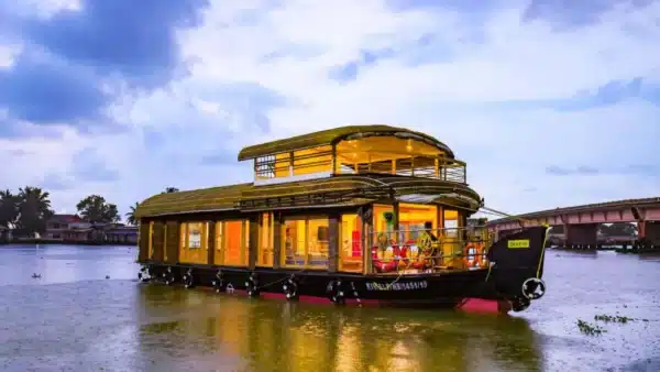 1 Bedroom Premium Houseboat with Upper Deck