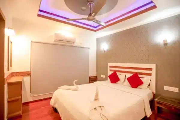 1 bed premium boat5 1 Bedroom Premium Houseboat with Upper Deck